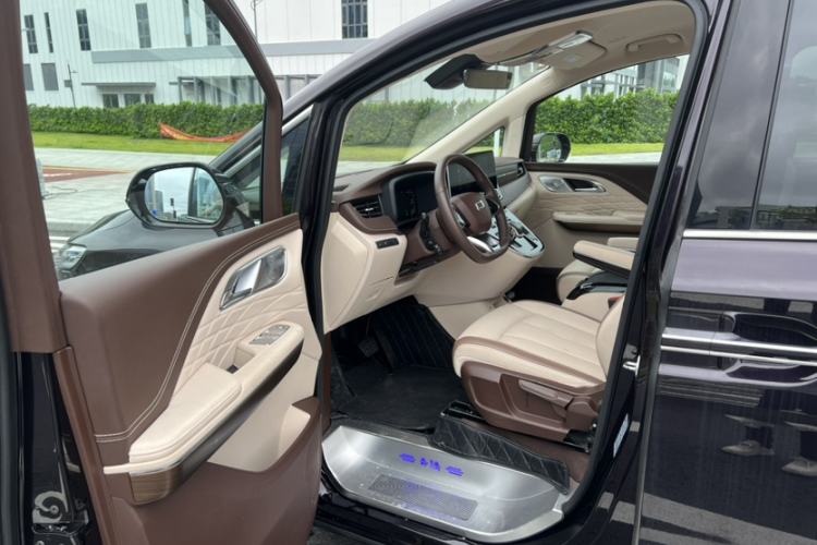 Used Bestune M9 2023 2.0T Ultimate Edition Interior 5