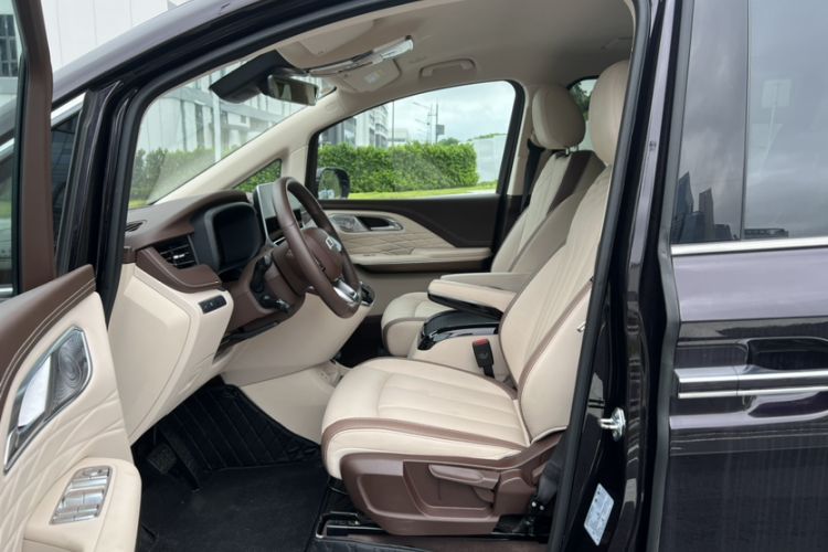 Used Bestune M9 2023 2.0T Ultimate Edition Interior 6