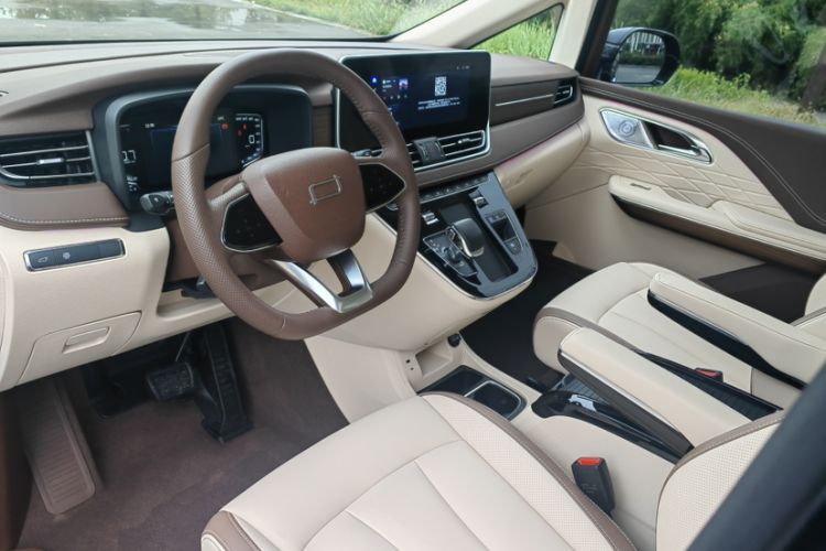 Used Bestune M9 2023 2.0T Ultimate Edition Interior 7