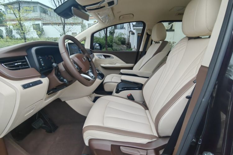 Used Bestune M9 2023 2.0T Ultimate Edition Interior 8