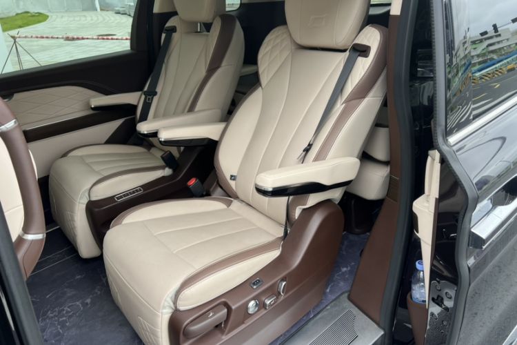 Used Bestune M9 2023 2.0T Ultimate Edition Interior 8