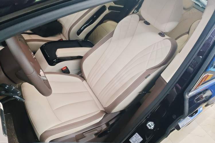 Used Bestune M9 2023 2.0T Ultimate Edition Left Front Seat