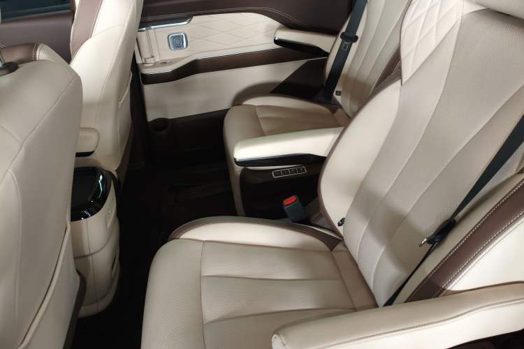 Used Bestune M9 2023 2.0T Ultimate Edition Left Rear Seat