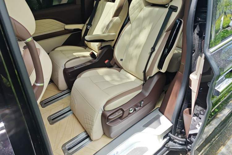 Used Bestune M9 2023 2.0T Ultimate Edition Left Rear Seat