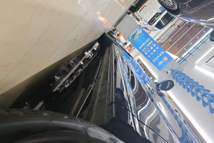 Used Bestune M9 2023 2.0T Ultimate Edition Left Side Sill