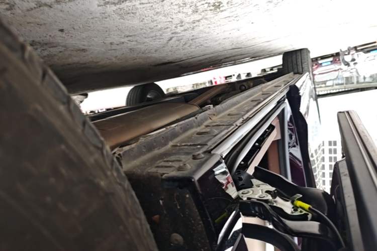 Used Bestune M9 2023 2.0T Ultimate Edition Left Side Sill