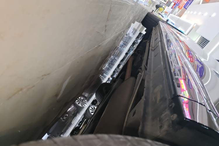 Used Bestune M9 2023 2.0T Ultimate Edition Left Side Sill