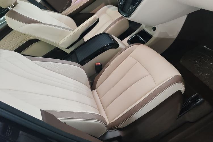 Used Bestune M9 2023 2.0T Ultimate Edition Right Front Seat