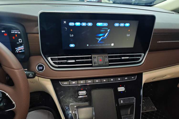Used Bestune M9 2023 2.0T Prestige Edition Audio And AC Panel