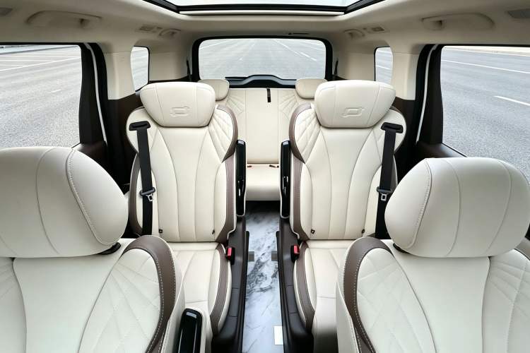 Used Bestune M9 2023 2.0T Prestige Edition Interior 3