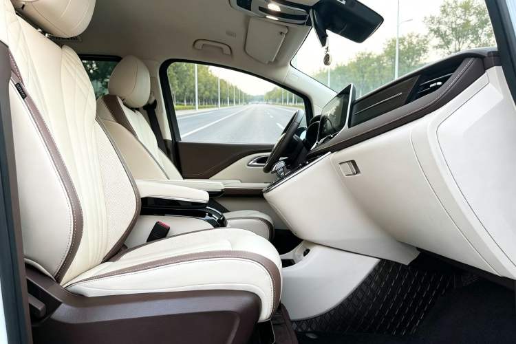 Used Bestune M9 2023 2.0T Prestige Edition Right Front Seat
