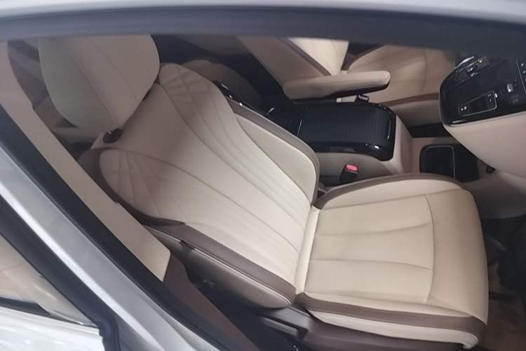 Used Bestune M9 2023 2.0T Ultimate Edition Right Front Seat