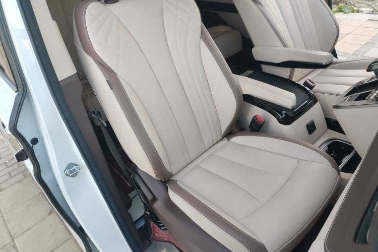 Used Bestune M9 2023 2.0T Prestige Edition Right Front Seat