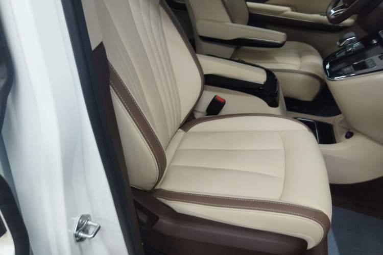 Used Bestune M9 2023 2.0T Prestige Edition Right Front Seat