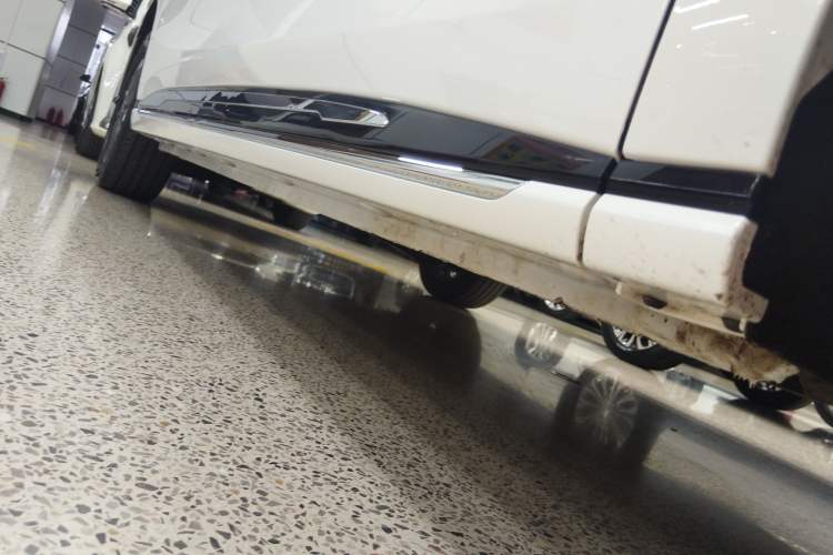 Used Bestune M9 2023 2.0T Prestige Edition Right Side Sill