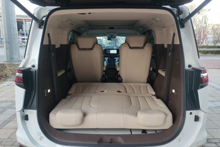 Used Bestune M9 2023 2.0T Prestige Edition Trunk