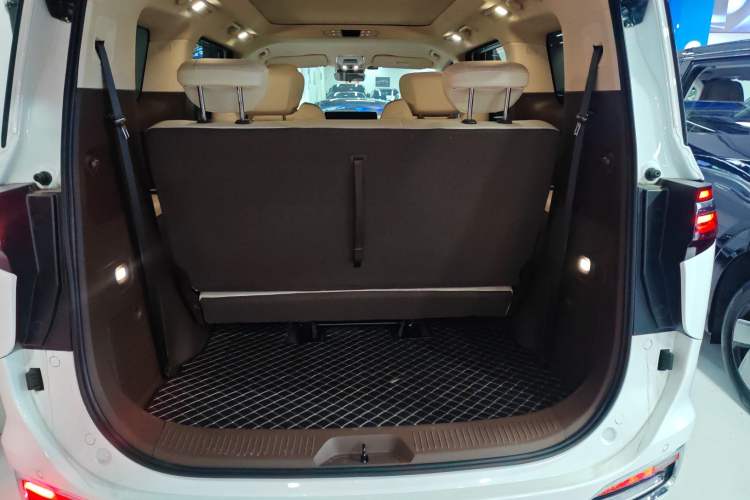 Used Bestune M9 2023 2.0T Prestige Edition Trunk