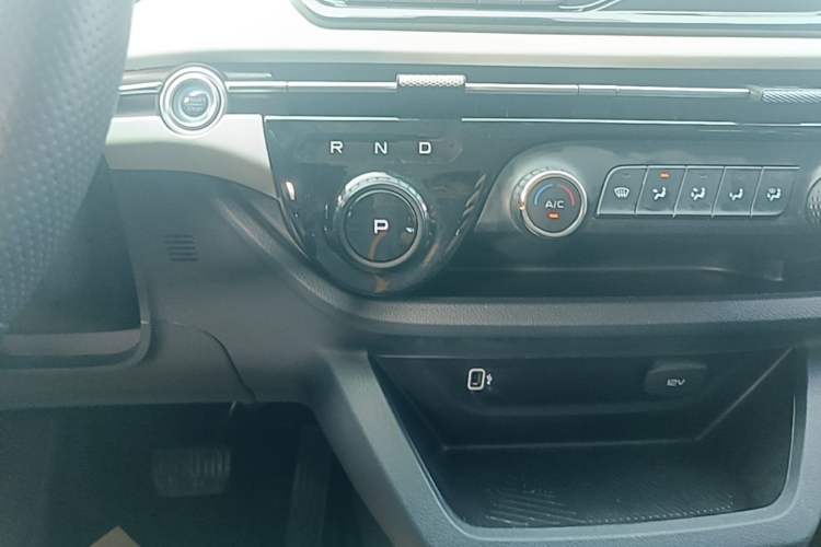 Used Bestune NAT 2022 Comfortable Travel Battery-Swap Version 100kW 401km Gear Lever