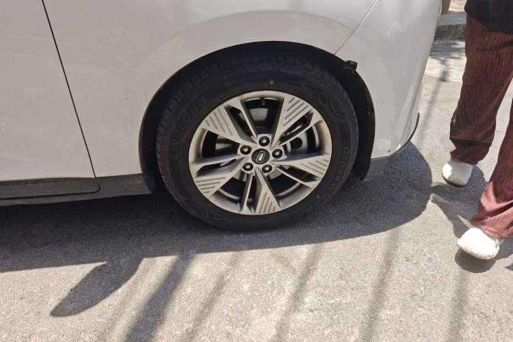 Used Bestune NAT 2022 Comfortable Travel Rental Edition Right Front Wheel Hub