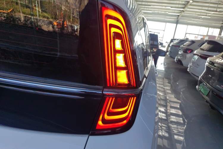 Used Bestune NAT 2022 Comfortable Travel Battery-Swap Version 100kW 401km Right Rear Taillight