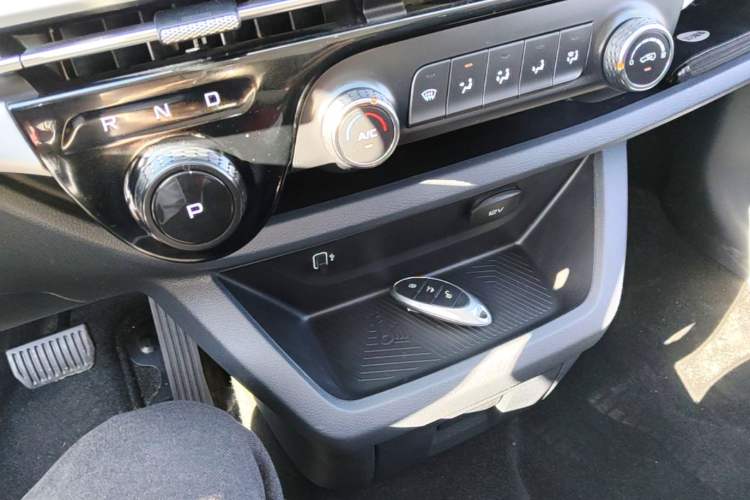 Used Bestune NAT 2023 PRO Comfort Travel Edition 419km Gear Lever