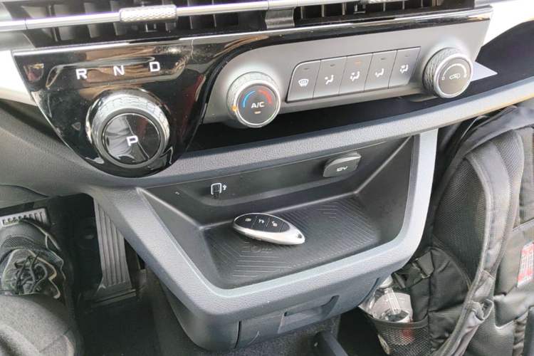 Used Bestune NAT 2023 PRO Comfort Travel Edition 419km Gear Lever