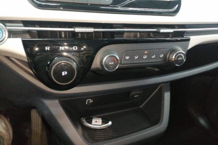 Used Bestune NAT 2023 PRO Comfort Travel Edition 419km Gear Lever