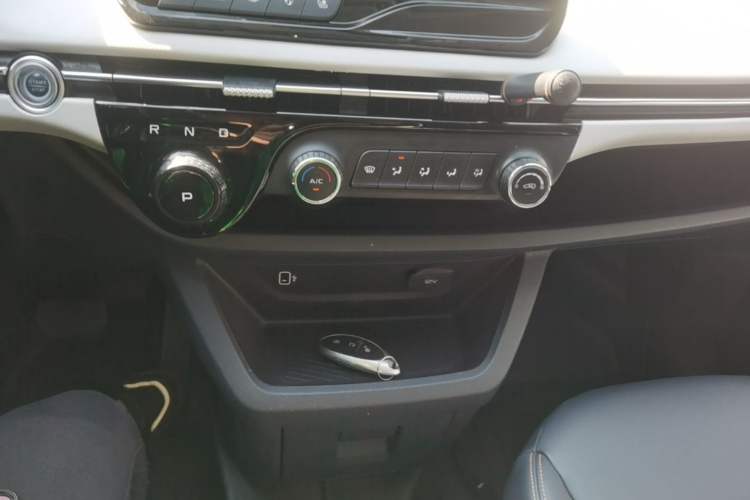 Used Bestune NAT 2023 PRO Comfort Travel Edition 419km Gear Lever