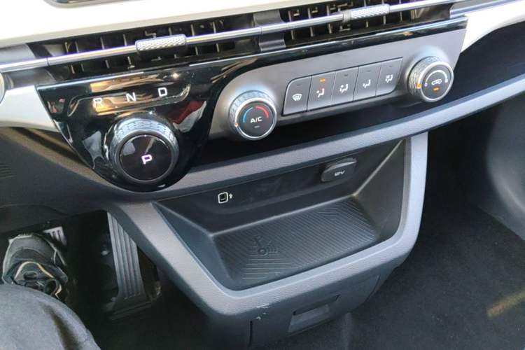 Used Bestune NAT 2023 PRO Comfort Travel Edition 425km Gear Lever