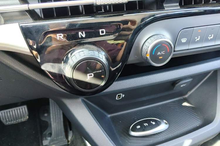 Used Bestune NAT 2023 PRO Comfort Travel Edition 419km Gear Lever