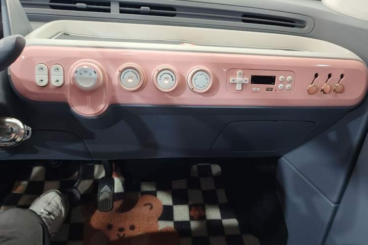 Used Bestune Pony 2024 170km Range Energizing Horse Audio And AC Panel