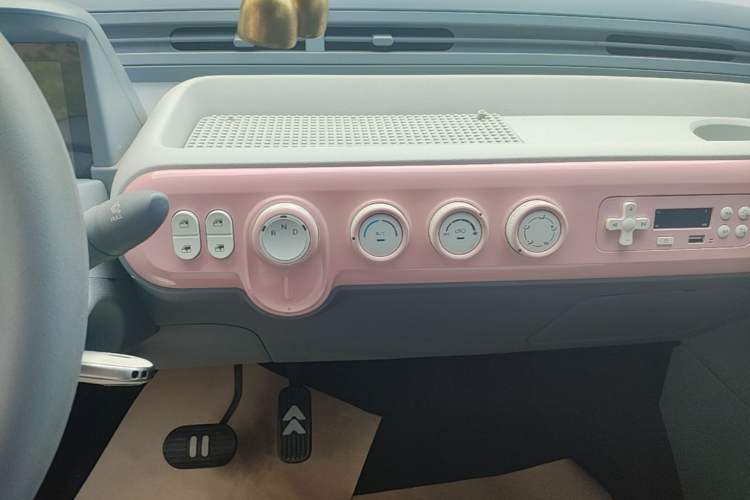 Used Bestune Pony 2024 170km Range Energizing Horse Audio And AC Panel