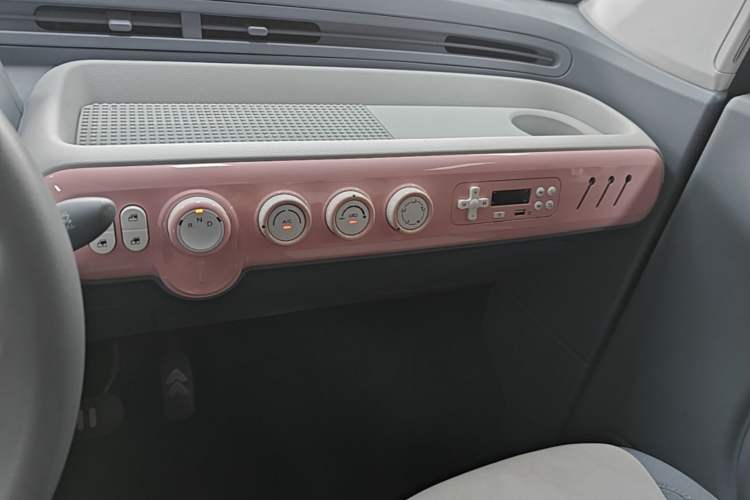 Used Bestune Pony 2024 170km Vitality Horse Audio And AC Panel