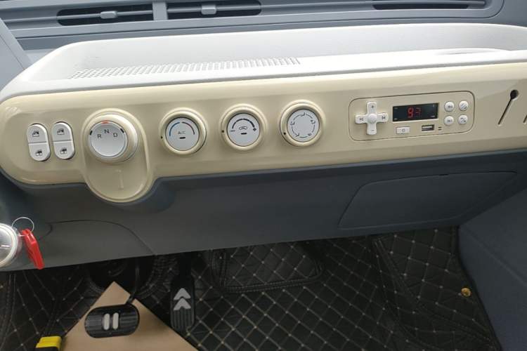 Used Bestune Pony 2024 170km Range Energizing Horse Audio And AC Panel