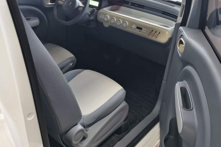 Used Bestune Pony 2024 170km Range Energizing Horse Interior 2