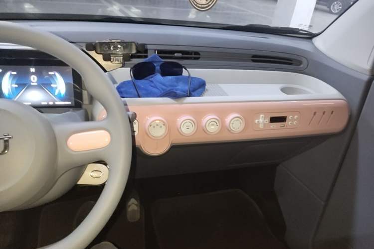 Used Bestune Pony 2025 222km Range Linglong Horse Audio And AC Panel