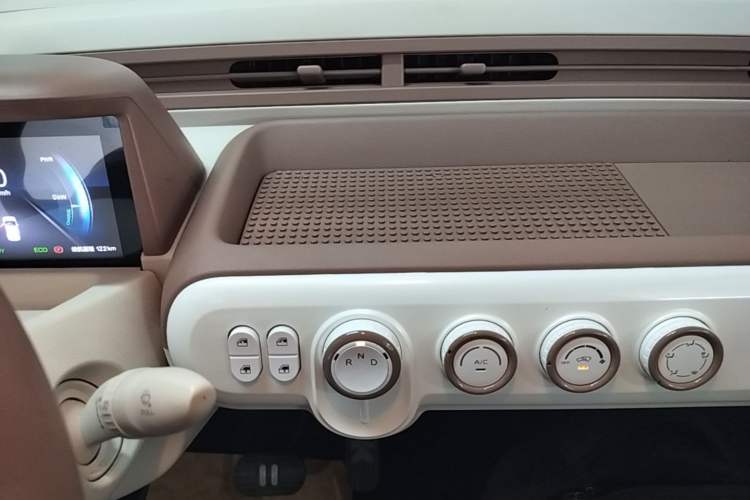 Used Bestune Pony 2025 222km Range Agile Horse Audio And AC Panel