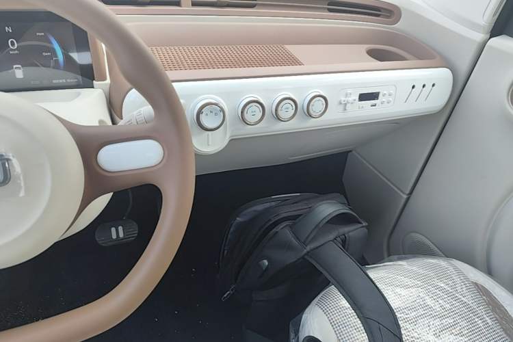 Used Bestune Pony 2025 222km Range Agile Horse Audio And AC Panel