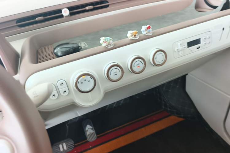 Used Bestune Pony 2025 222km Range Lingxi Horse Audio And AC Panel
