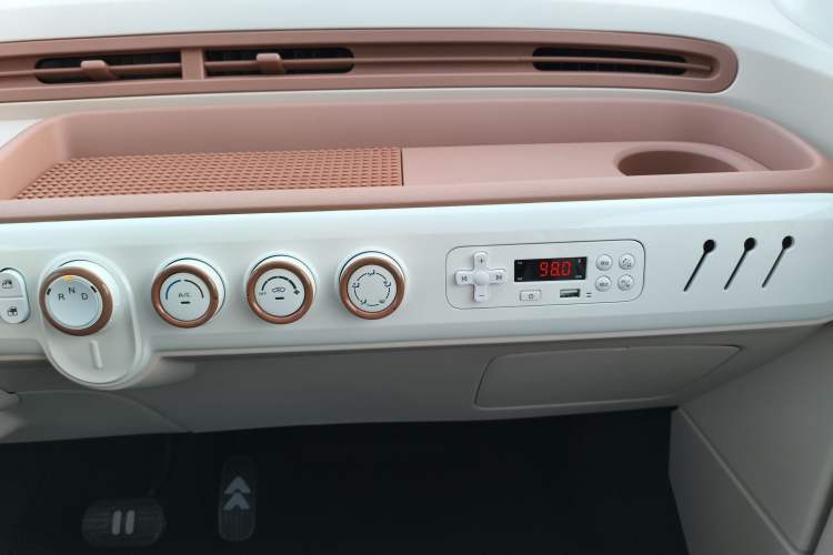 Used Bestune Pony 2025 222km Range Agile Horse Audio And AC Panel