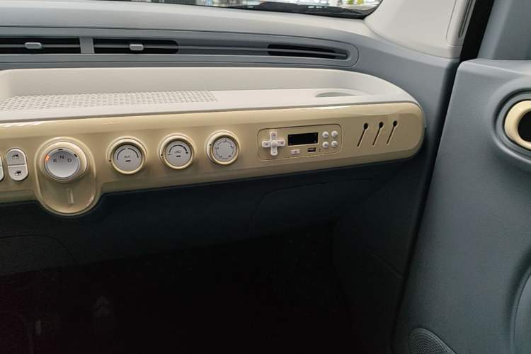 Used Bestune Pony 2025 222km Range Agile Horse Audio And AC Panel