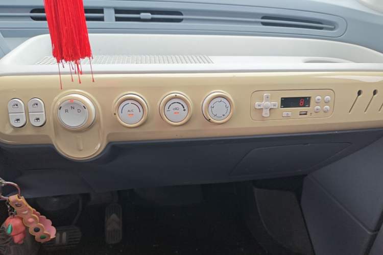 Used Bestune Pony 2025 222km Range Elegant Horse Audio And AC Panel