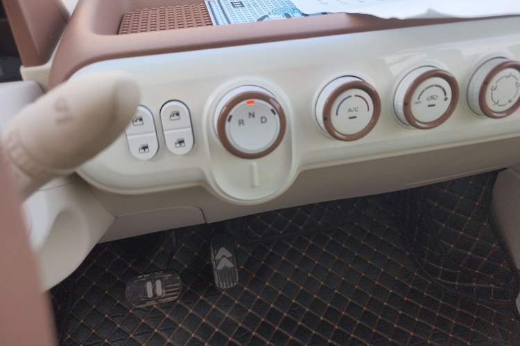 Used Bestune Pony 2025 222km Range Elegant Horse Gear Lever