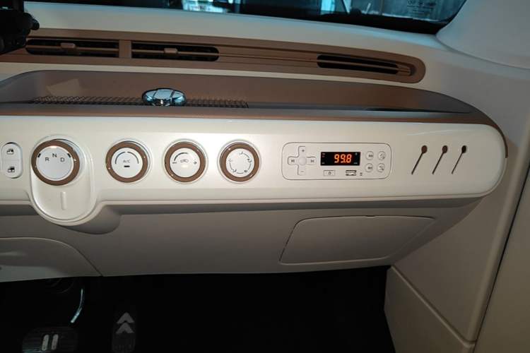 Used Bestune Pony 2026 Model 222km Shining Horse Audio And AC Panel