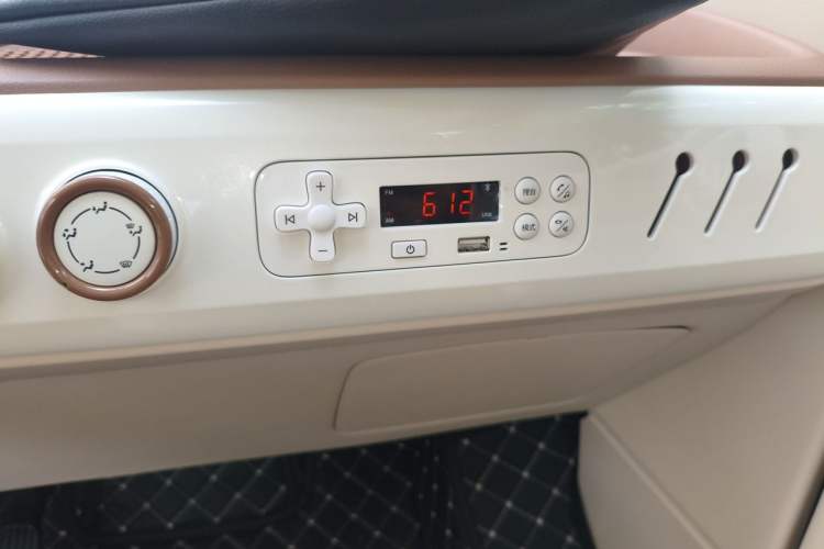 Used Bestune Pony 2026 Model 222km Shining Horse Audio And AC Panel