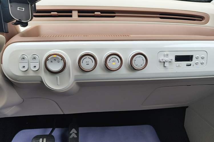 Used Bestune Pony 2026 222km Colorful Horse Audio And AC Panel
