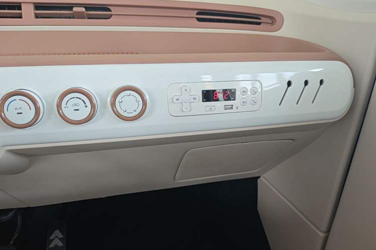 Used Bestune Pony 2026 222km Colorful Horse Audio And AC Panel