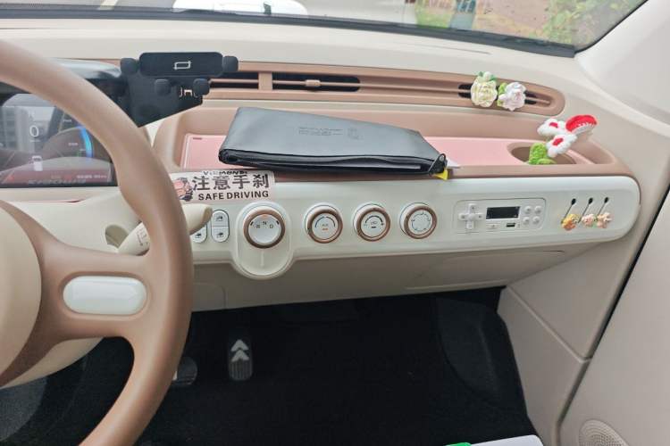 Used Bestune Pony 2026 Model 222km Shining Horse Audio And AC Panel