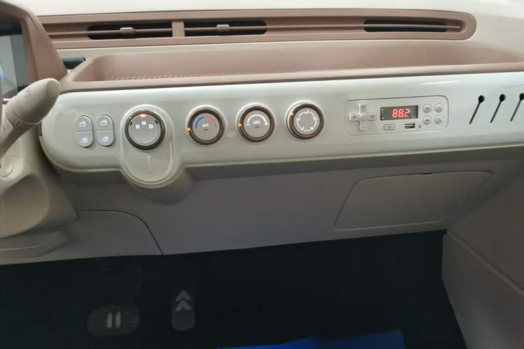 Used Bestune Pony 2026 Model 222km Shining Horse Audio And AC Panel