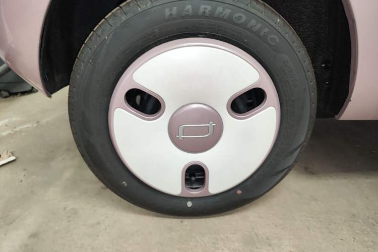 Used Bestune Pony 2026 222km Colorful Horse Right Rear Wheel Hub